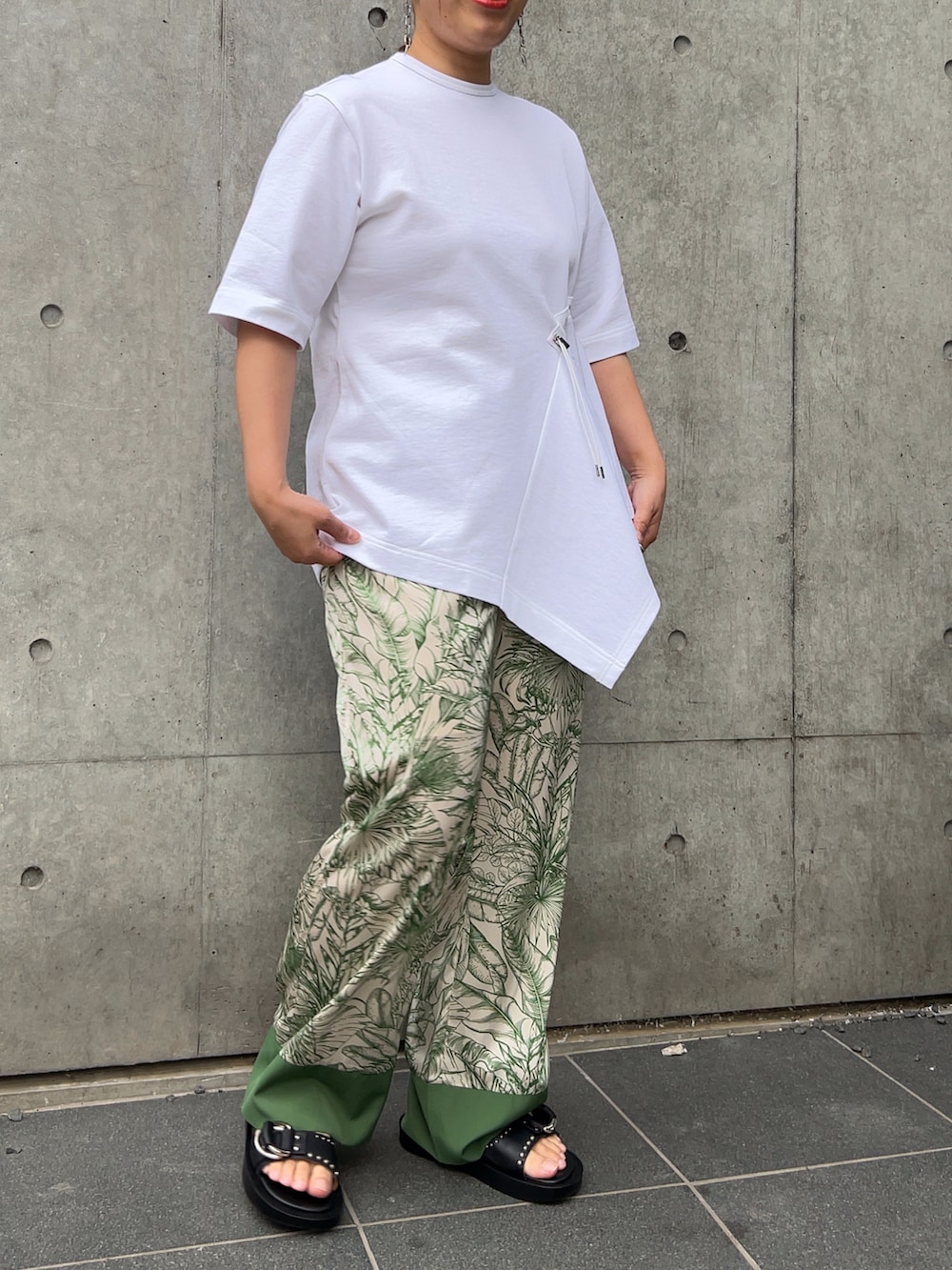 「きれいめカジュアル、シンプルコーデ、柄パンツ、オトナカジュアル、パンツスタイル、ラクチンコーデ、白Tシャツ、サンダル、スタッズ、ボタニカル柄、イージーパンツ、B'2nd、B'2nd札幌、ぽっちゃり、ママコーデ」｜「DROIT BELLOのDROIT BELLO (ドロイトベロ) リーフ柄イージーパンツ（その他パンツ、グリーン系）」を使った、クロマメさん（レディース・161cm）の春コーディネートの5枚目の写真