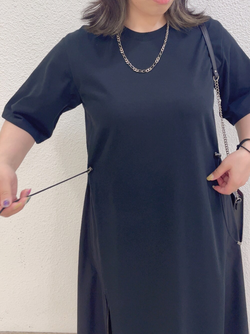 その他のその他パンツ、その他のスニーカー、ブラック系のショルダーバッグを着用したレディースの夏コーディネートの5枚目の写真