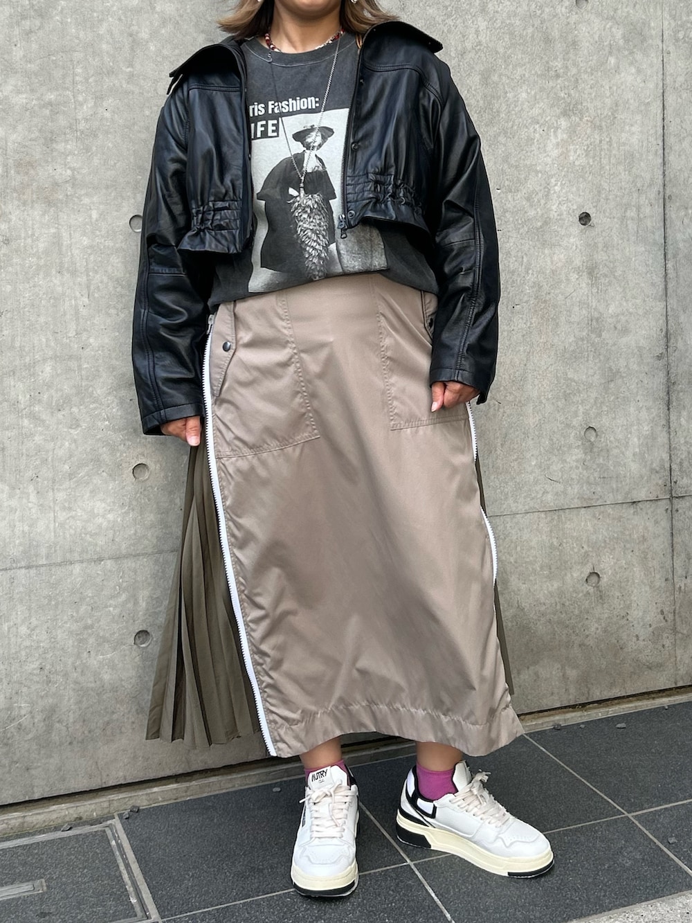 ベージュ系のスカート、ブラック系のTシャツ/カットソー、ブラック系のその他アウターを着用したレディースの秋コーディネートの8枚目の写真