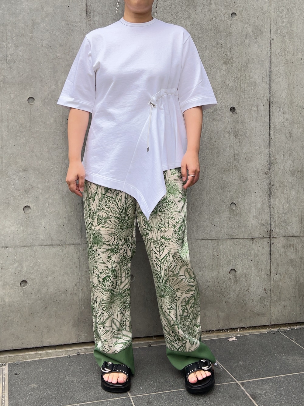 「きれいめカジュアル、シンプルコーデ、柄パンツ、オトナカジュアル、パンツスタイル、ラクチンコーデ、白Tシャツ、サンダル、スタッズ、ボタニカル柄、イージーパンツ、B'2nd、B'2nd札幌、ぽっちゃり、ママコーデ」｜「DROIT BELLOのDROIT BELLO (ドロイトベロ) リーフ柄イージーパンツ（その他パンツ、グリーン系）」を使った、クロマメさん（レディース・161cm）の春コーディネートの2枚目の写真