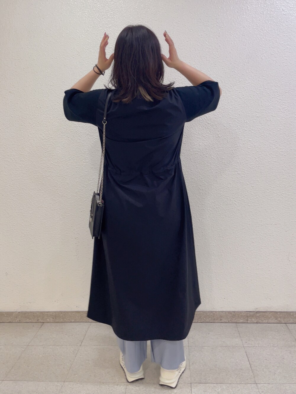 その他のその他パンツ、その他のスニーカー、ブラック系のショルダーバッグを着用したレディースの夏コーディネートの3枚目の写真