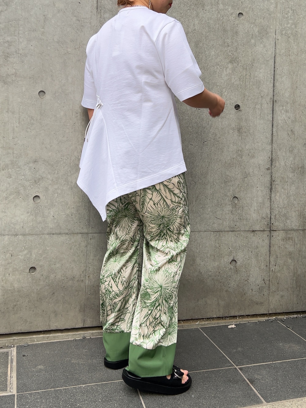 「きれいめカジュアル、シンプルコーデ、柄パンツ、オトナカジュアル、パンツスタイル、ラクチンコーデ、白Tシャツ、サンダル、スタッズ、ボタニカル柄、イージーパンツ、B'2nd、B'2nd札幌、ぽっちゃり、ママコーデ」｜「DROIT BELLOのDROIT BELLO (ドロイトベロ) リーフ柄イージーパンツ（その他パンツ、グリーン系）」を使った、クロマメさん（レディース・161cm）の春コーディネートの4枚目の写真