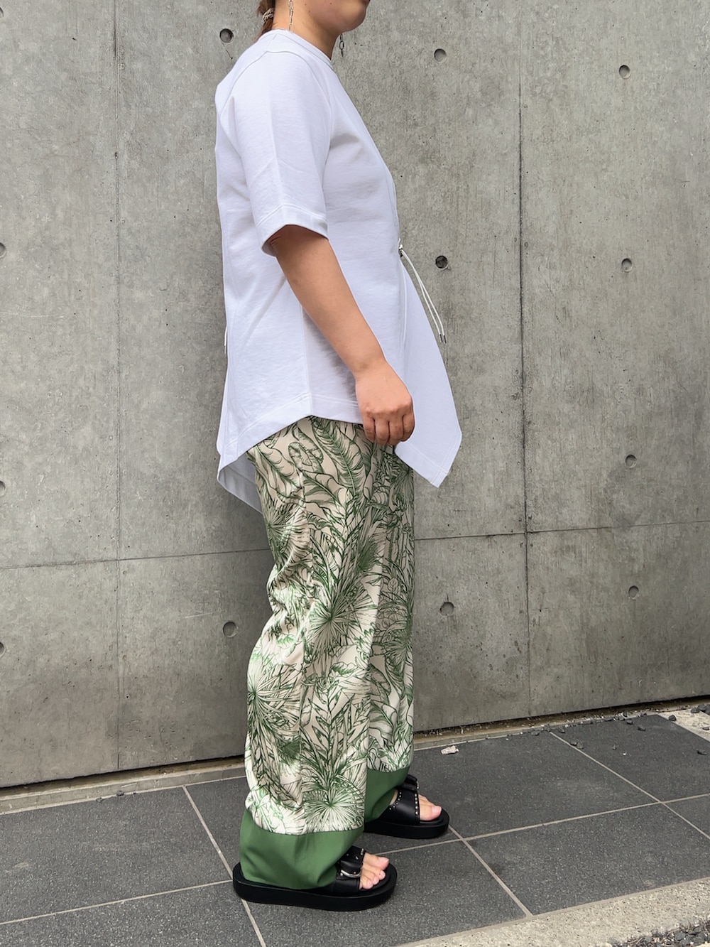 「きれいめカジュアル、シンプルコーデ、柄パンツ、オトナカジュアル、パンツスタイル、ラクチンコーデ、白Tシャツ、サンダル、スタッズ、ボタニカル柄、イージーパンツ、B'2nd、B'2nd札幌、ぽっちゃり、ママコーデ」｜「DROIT BELLOのDROIT BELLO (ドロイトベロ) リーフ柄イージーパンツ（その他パンツ、グリーン系）」を使った、クロマメさん（レディース・161cm）の春コーディネートの3枚目の写真