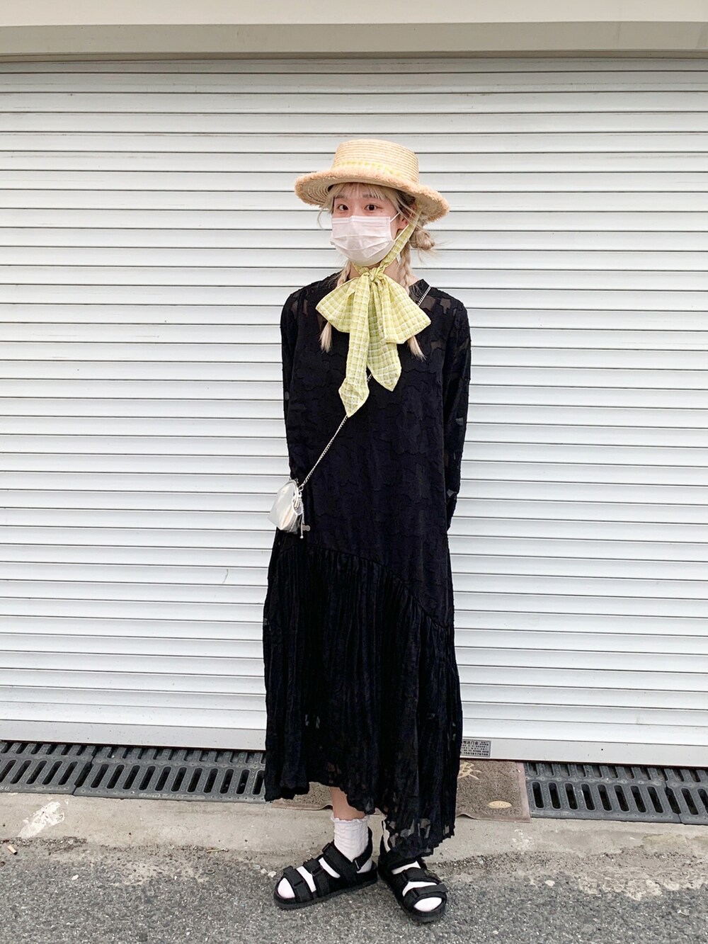 ホワイト系のワンピースを着用したレディースの夏コーディネートの2枚目の写真