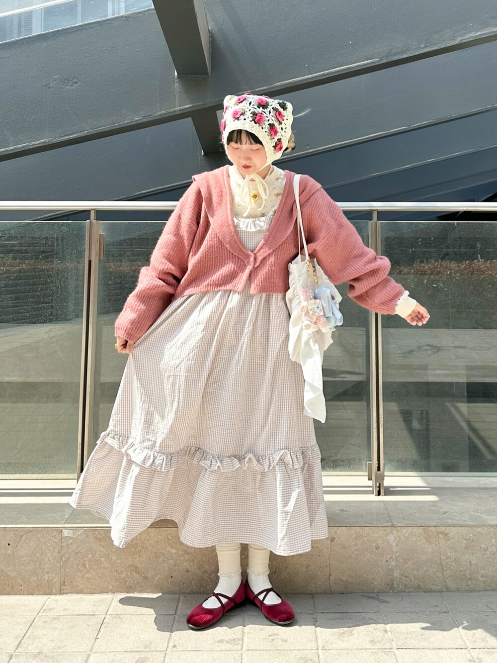 ホワイト系のカーディガン/ボレロ、ホワイト系のストール/ショールを着用したレディースの春コーディネートの3枚目の写真