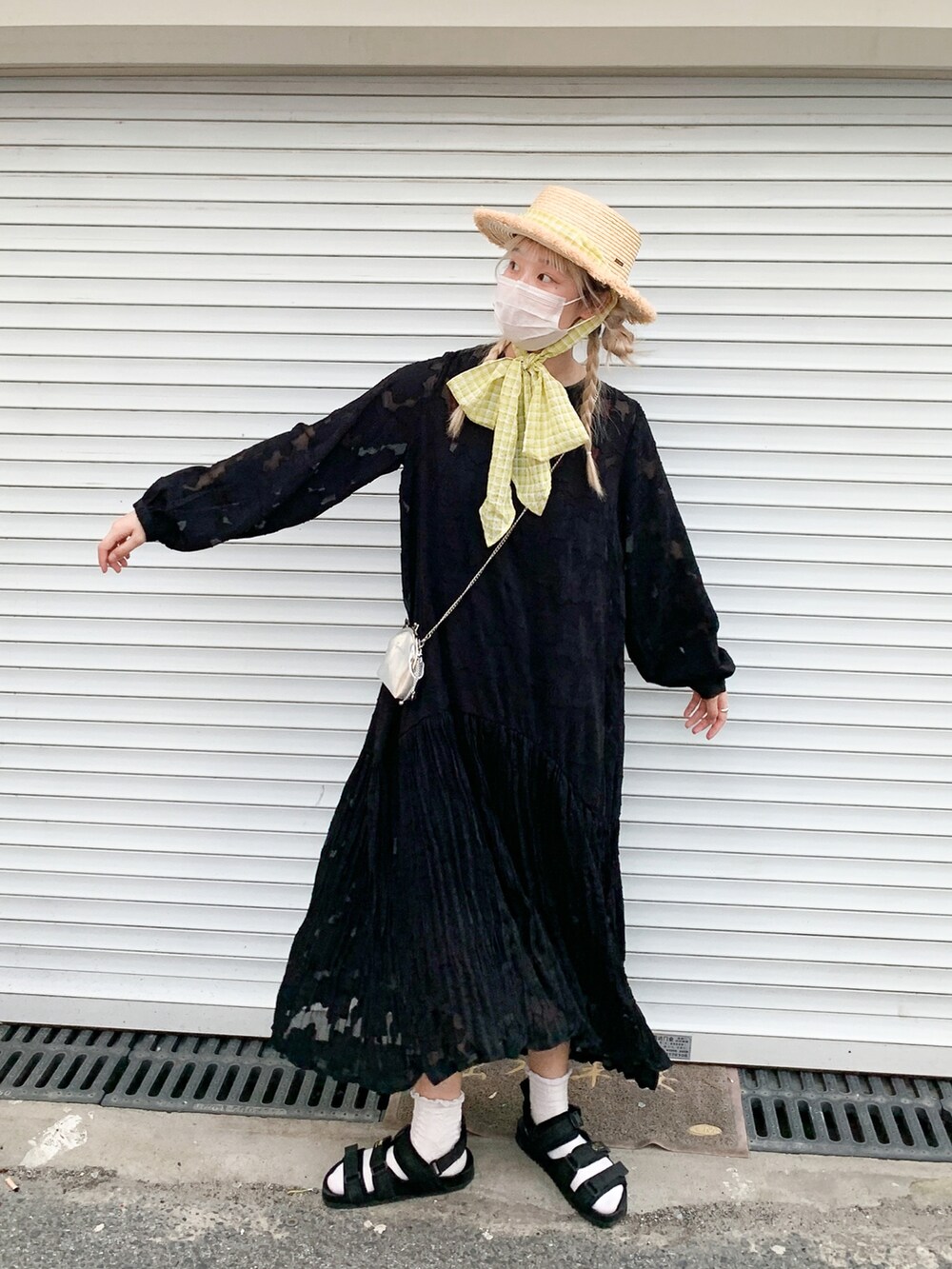 ホワイト系のワンピースを着用したレディースの夏コーディネートの4枚目の写真