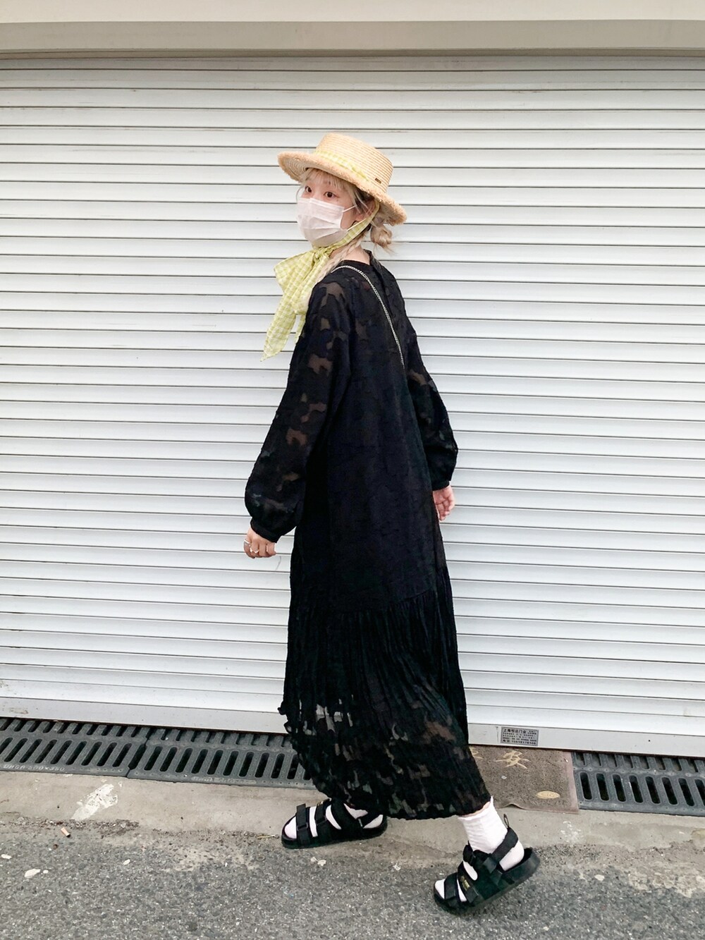 ホワイト系のワンピースを着用したレディースの夏コーディネートの3枚目の写真