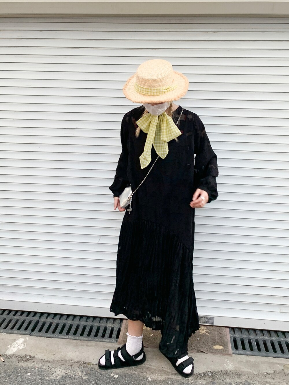 ホワイト系のワンピースを着用したレディースの夏コーディネートの5枚目の写真