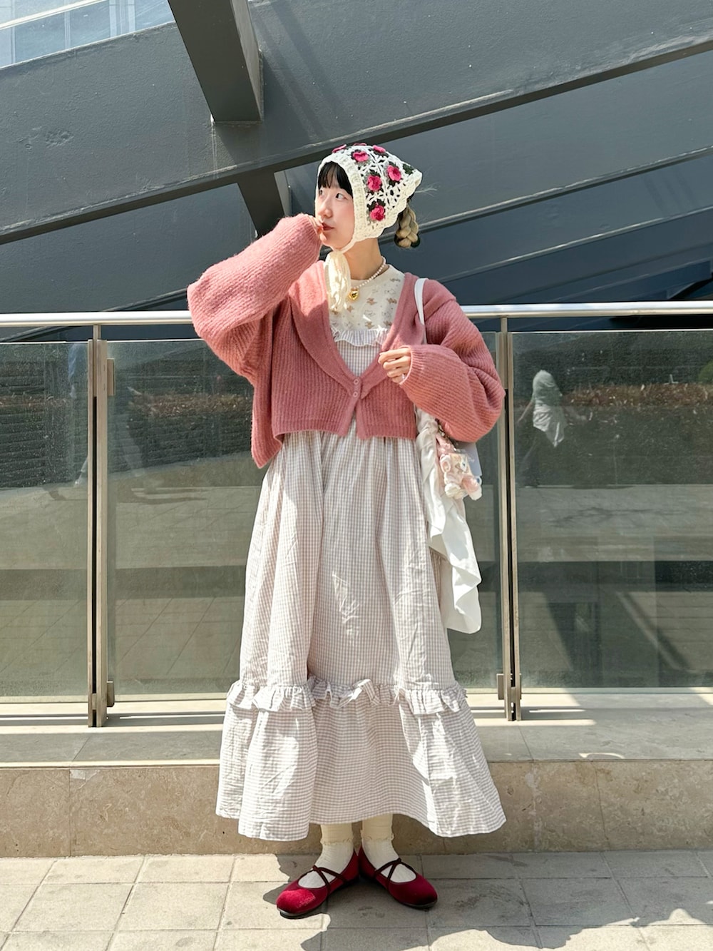 ホワイト系のカーディガン/ボレロ、ホワイト系のストール/ショールを着用したレディースの春コーディネートの2枚目の写真