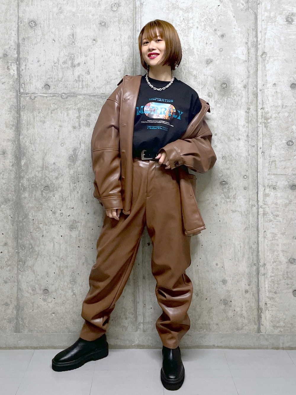 ブラック系のTシャツ/カットソー、ブラウン系のブルゾン、ブラウン系のその他パンツを着用したレディースの冬コーディネートの2枚目の写真