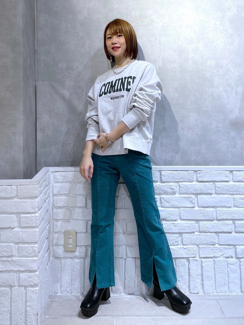 ブラック系のボストンバッグ、グレー系のスウェット、ブルー系のその他パンツを着用したレディースの冬コーディネートの2枚目の写真