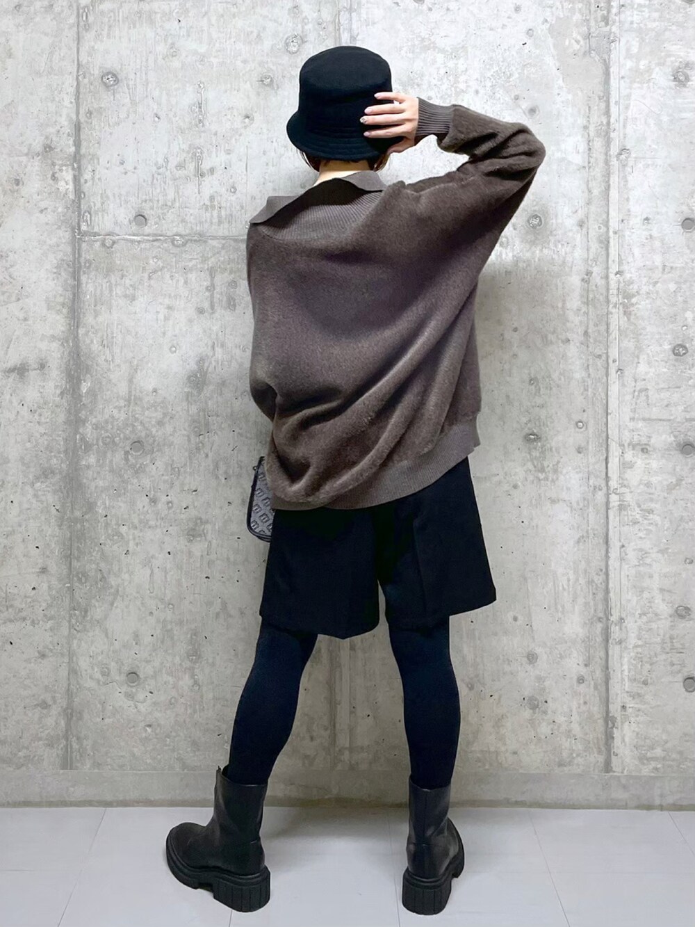 ブラウン系のニット/セーター、ブラック系のその他パンツ、ブラック系のショルダーバッグを着用したレディースの冬コーディネートの3枚目の写真