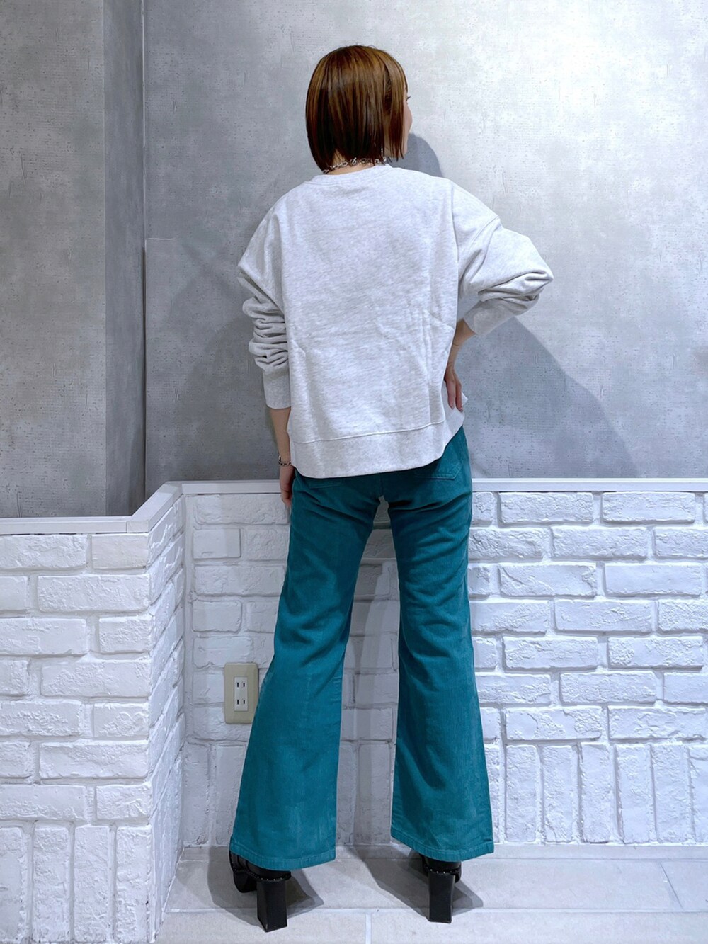 ブラック系のボストンバッグ、グレー系のスウェット、ブルー系のその他パンツを着用したレディースの冬コーディネートの3枚目の写真