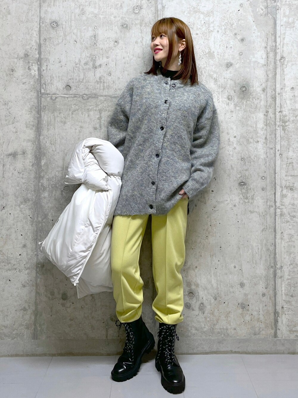 ホワイト系のその他アウター、グレー系のトップス、イエロー系のスウェットパンツを着用したレディースの冬コーディネートの2枚目の写真