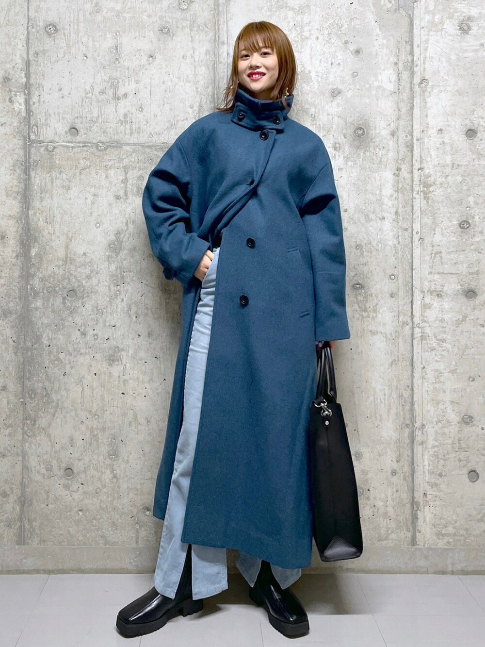 ブルー系のカーディガン/ボレロ、ブルー系のその他パンツ、ブラック系のブーツを着用したレディースの冬コーディネートの2枚目の写真