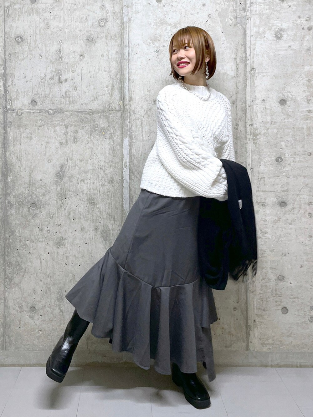 「チェック、チェックパンツ、フレアパンツ、タックイン、大人カジュアル、きれいめカジュアル、マフラー、タートルネック、ハイネック、ニット、ブーツ、ショートブーツ、厚底シューズ、ティアード、ティアードスカート」|「PAGEBOYのケーブルショートプルオーバー(ニット/セーター、ホワイト系)」を使った、みはさん(レディース・155cm)の冬コーディネートの3枚目の写真