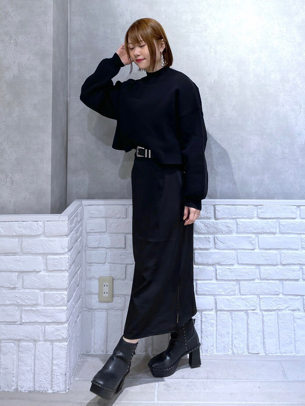 ブラック系のスカート、ブラック系のニット/セーター、ブラック系のニット/セーターを着用したレディースの冬コーディネートの2枚目の写真