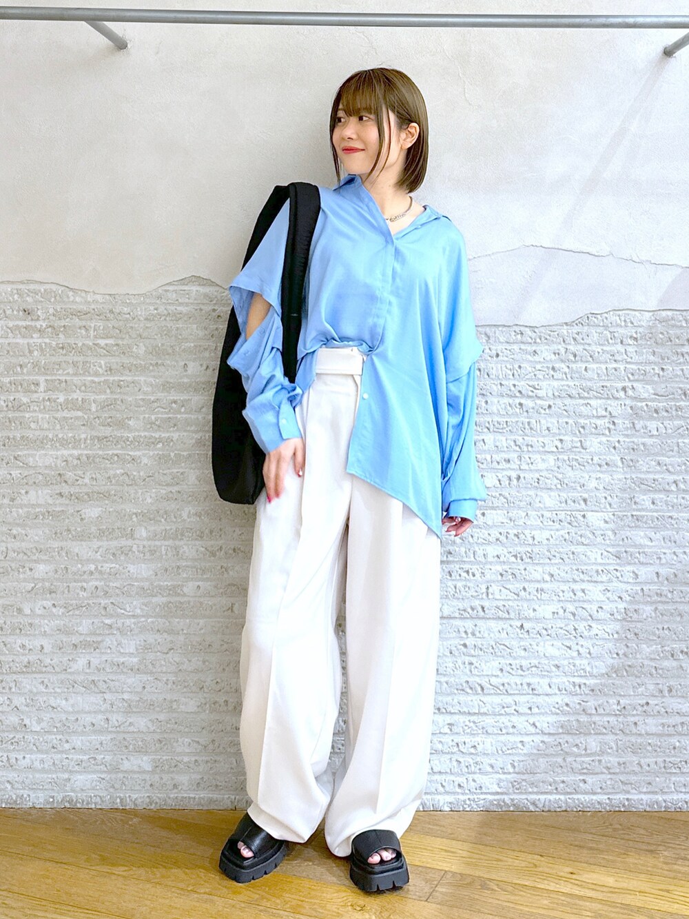 ホワイト系のその他パンツ、ブラック系のサンダル、ブルー系のシャツ/ブラウスを着用したレディースの春コーディネートの3枚目の写真