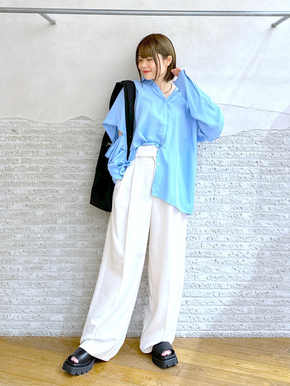 ホワイト系のその他パンツ、ブラック系のサンダル、ブルー系のシャツ/ブラウスを着用したレディースの春コーディネートの2枚目の写真