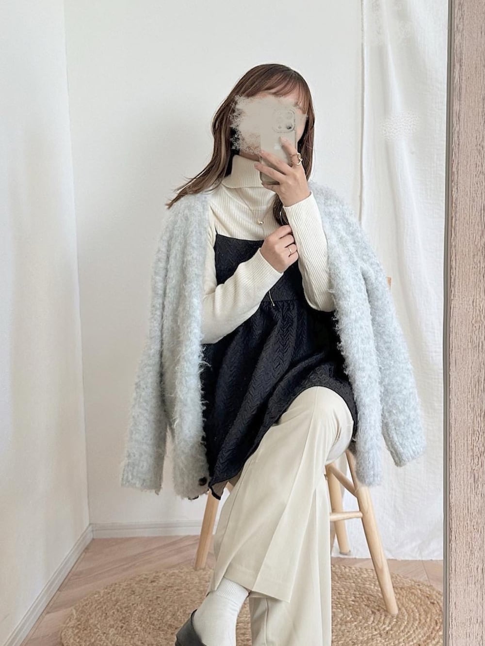 グレー系のカーディガン/ボレロ、ベージュ系のその他パンツ、ブラック系のマタニティウェア/グッズを着用したレディースの秋コーディネートの2枚目の写真