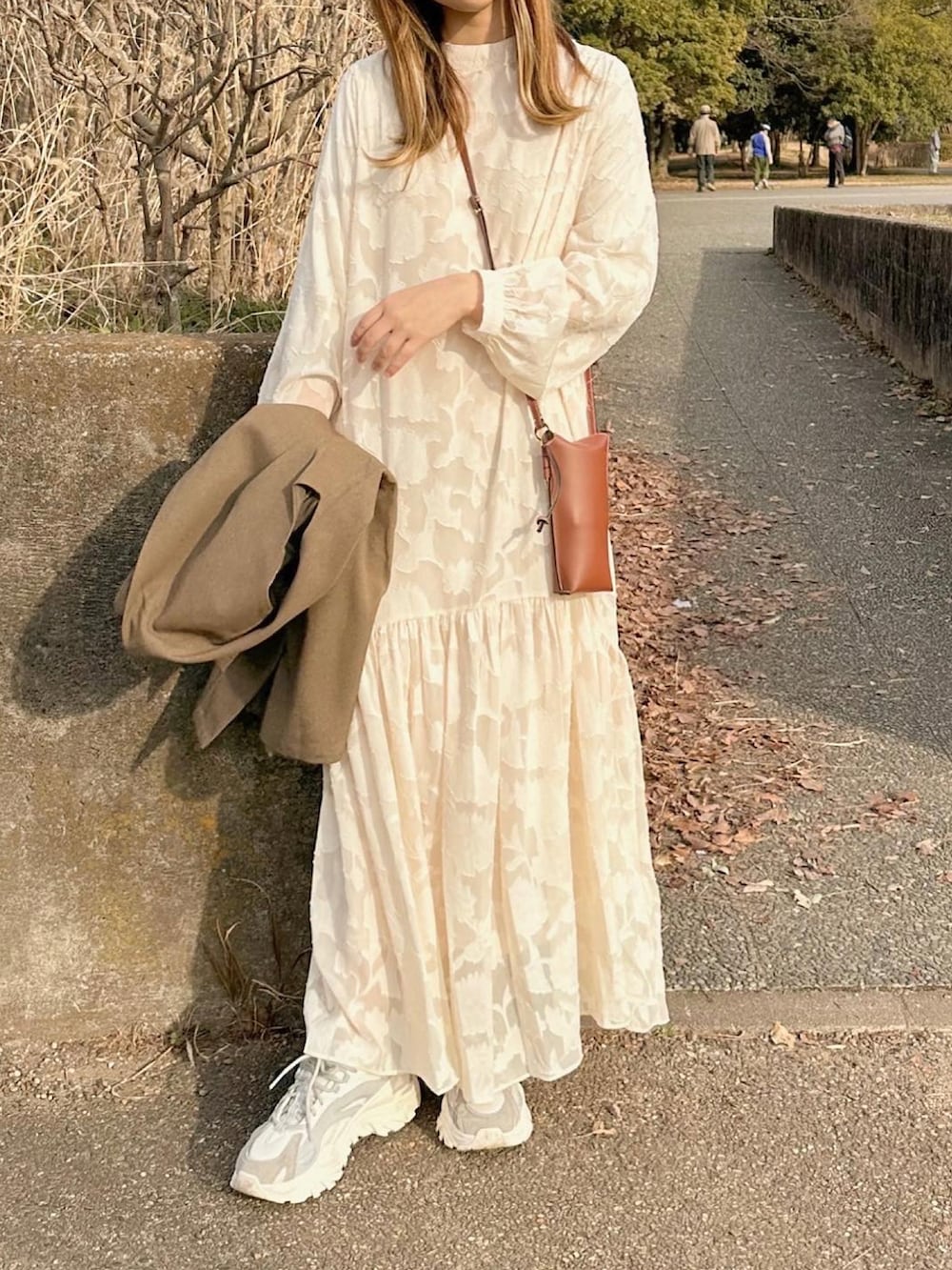 「大人カジュアル、春コーデ、ゆるコーデ、淡色コーデ、淡色女子、春服、シンプルコーデ、カジュアル、ワンピース」｜「sakishimatokyoのフラワーティアードワンピース（インナーSET）（ドレス、ホワイト系）」を使った、chocoさん（レディース・153cm）の冬コーディネートの2枚目の写真