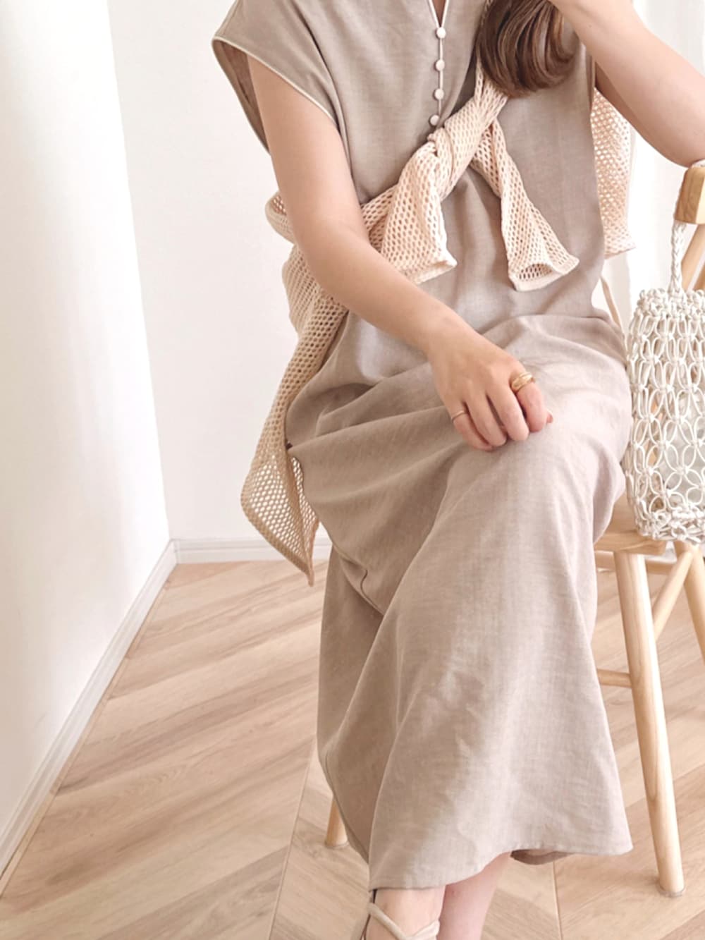 ホワイト系のトートバッグ、ホワイト系のトップス、ホワイト系のカーディガン/ボレロを着用したレディースの夏コーディネートの2枚目の写真