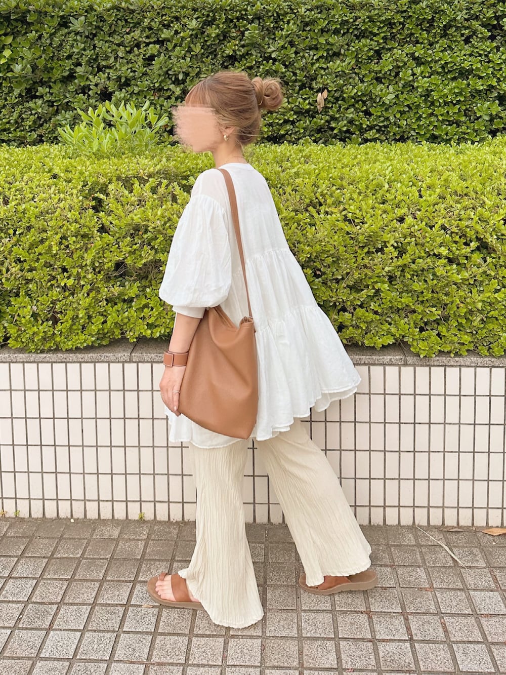 「夏コーデ、低身長女子、オトナカワイイ、classicalelf、プチプラ、淡色コーデ、淡色女子、ティアードブラウス」｜「classicalelfのふわり、風をまとう。3wayバルーンスリーブティアードブラウス（シャツ/ブラウス、ホワイト系）」を使った、chocoさん（レディース・153cm）の春コーディネートの2枚目の写真
