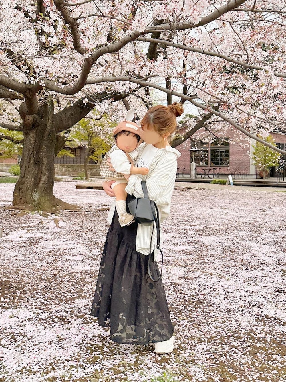「sakishimatokyo、フレアスカート、スカートコーデ、低身長、ママコーデ、親子コーデ、モノトーン、New Balance」｜「UNIQLOのアイテム（シャツ/ブラウス、ベージュ系）」を使った、chocoさん（レディース・153cm）の春コーディネートの2枚目の写真