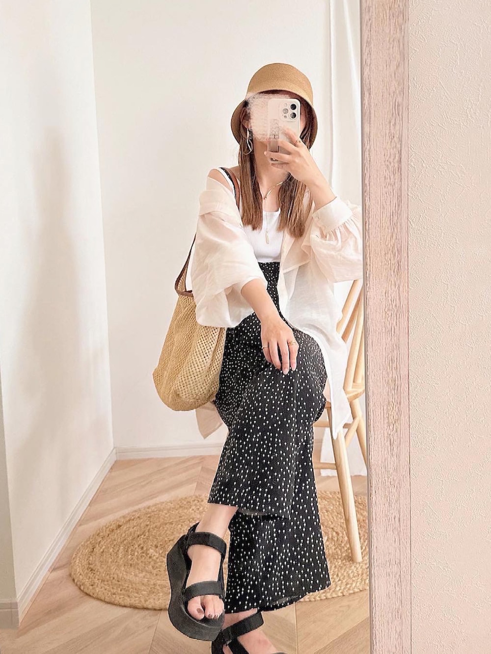 ブラック系のサロペット/オーバーオール、ホワイト系のシャツ/ブラウス、ベージュ系のバッグを着用したレディースの夏コーディネートの2枚目の写真