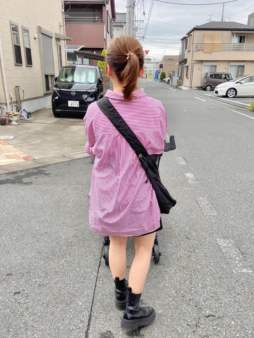 ピンク系のシャツ/ブラウス、ブラック系のショルダーバッグ、ブラック系のその他パンツを着用したレディースの秋コーディネートの2枚目の写真