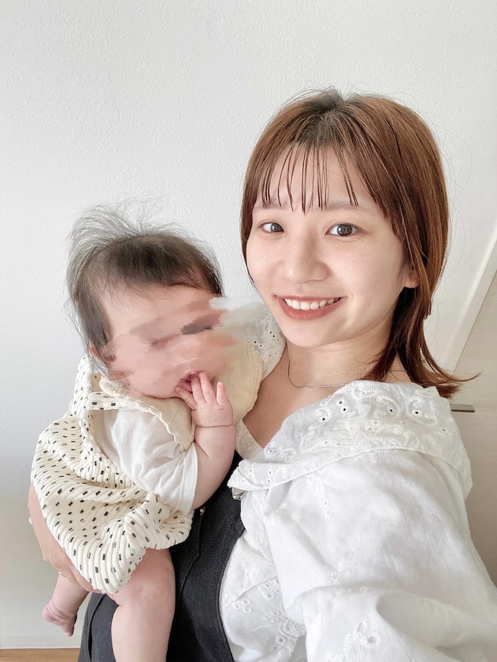 ホワイト系のシャツ/ブラウス、ブラック系のサロペット/オーバーオールを着用したレディースの秋コーディネートの2枚目の写真