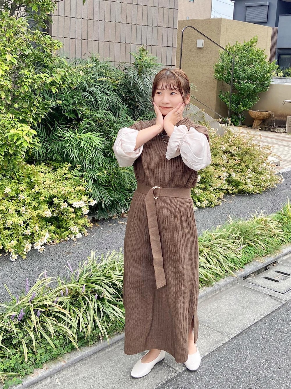 ブラウン系のワンピース、シルバー系のネックレスを着用したレディースの秋コーディネートの3枚目の写真