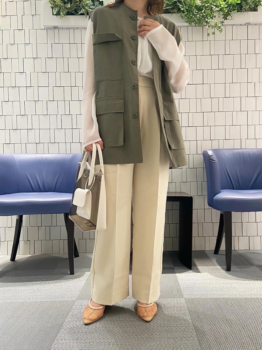 グリーン系のベスト、ホワイト系のTシャツ/カットソー、ホワイト系のその他パンツを着用したレディースの春コーディネートの3枚目の写真