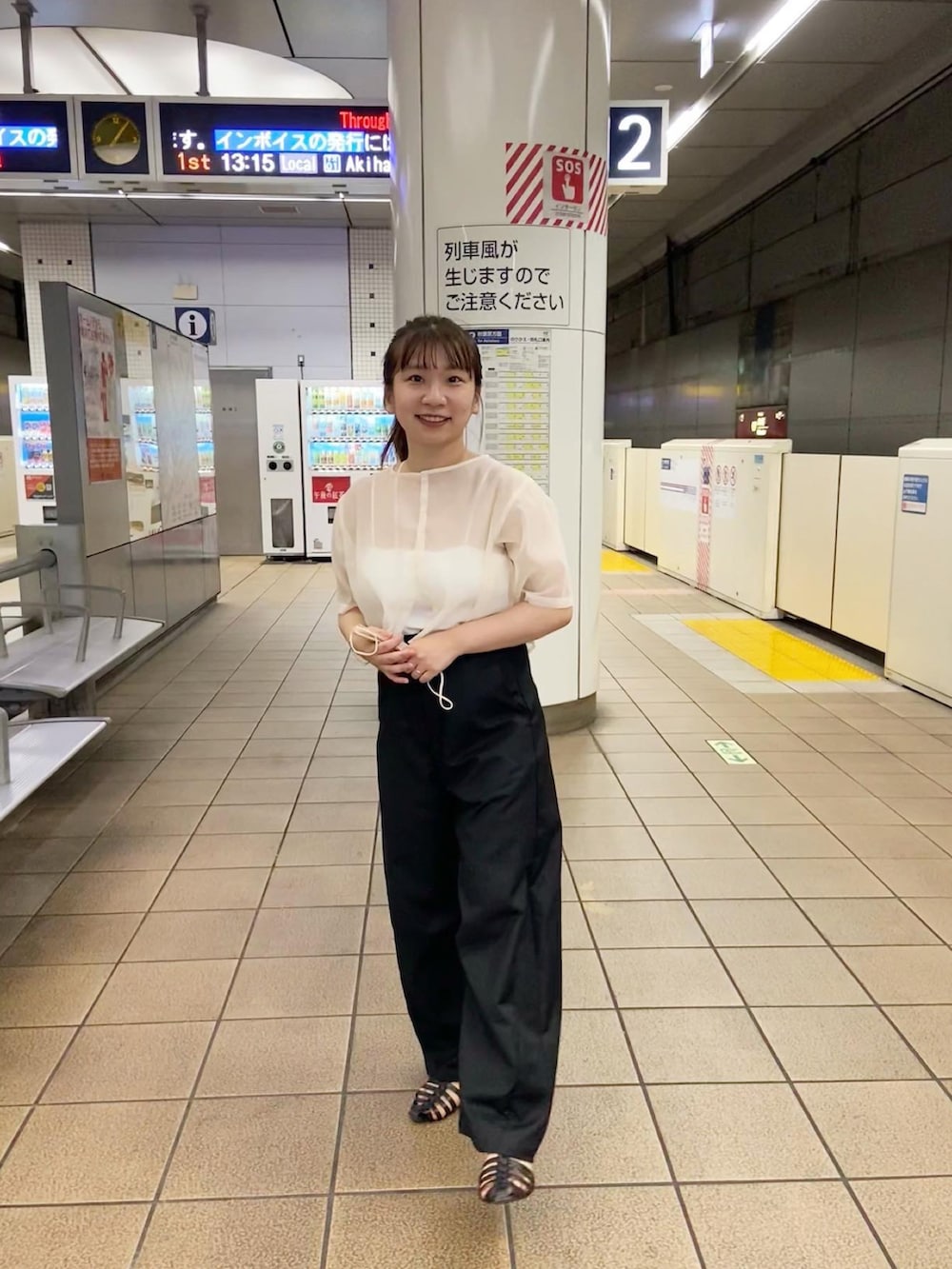 ブラック系のスラックス、ホワイト系のシャツ/ブラウス、ブラック系のサンダルを着用したレディースの夏コーディネートの2枚目の写真