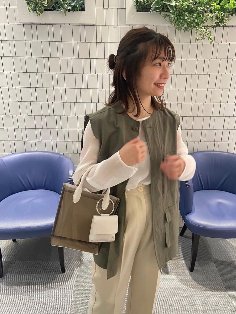 グリーン系のベスト、ホワイト系のTシャツ/カットソー、ホワイト系のその他パンツを着用したレディースの春コーディネートの2枚目の写真