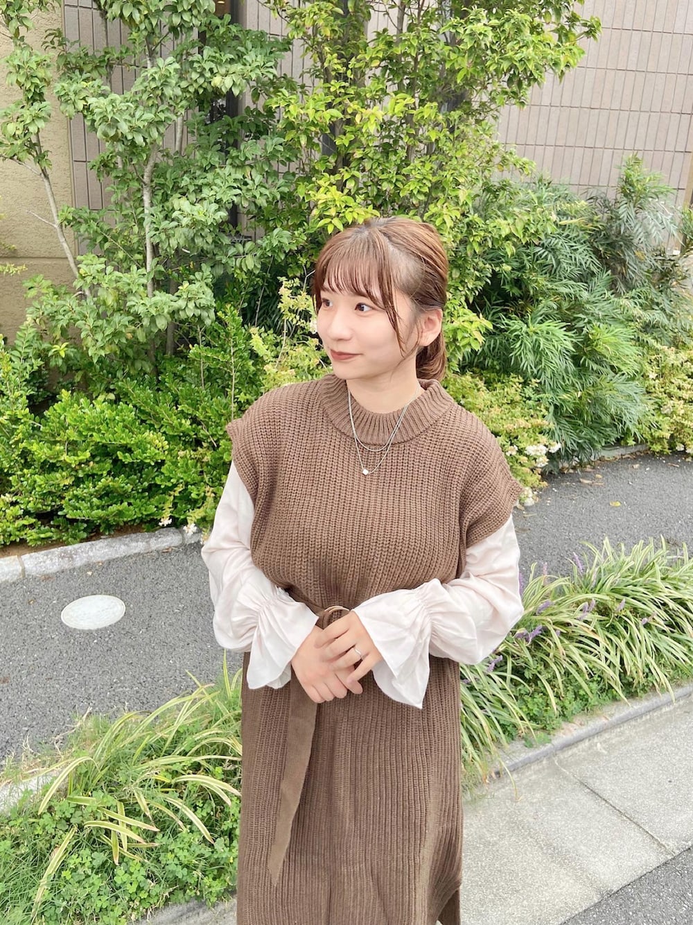 ブラウン系のワンピース、シルバー系のネックレスを着用したレディースの秋コーディネートの2枚目の写真