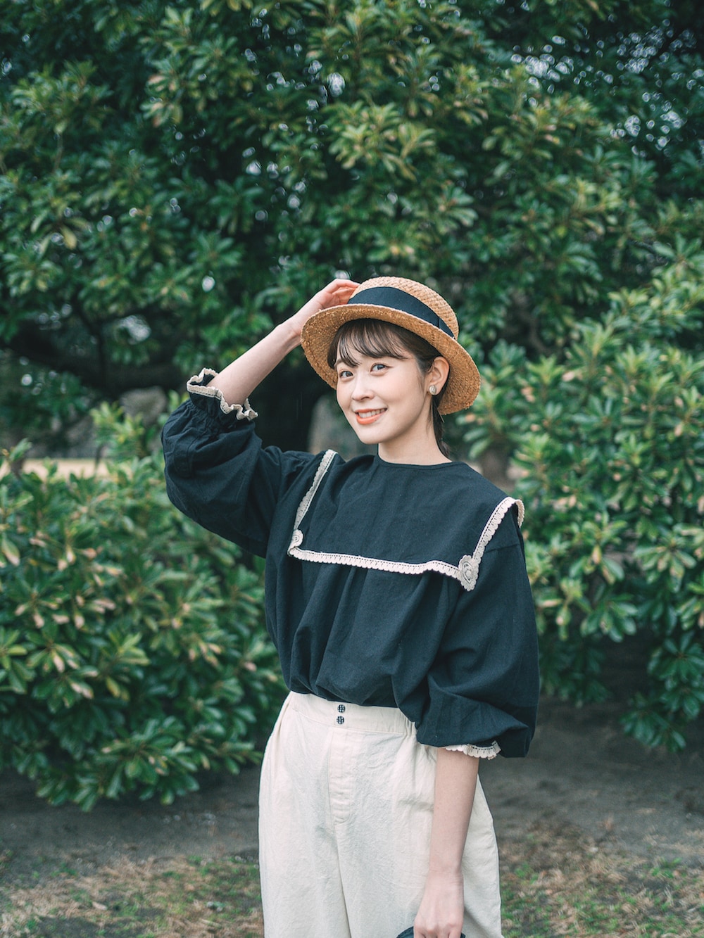 ブラック系のシャツ/ブラウス、ホワイト系のその他パンツ、ベージュ系のかごバッグを着用したレディースの春コーディネートの2枚目の写真