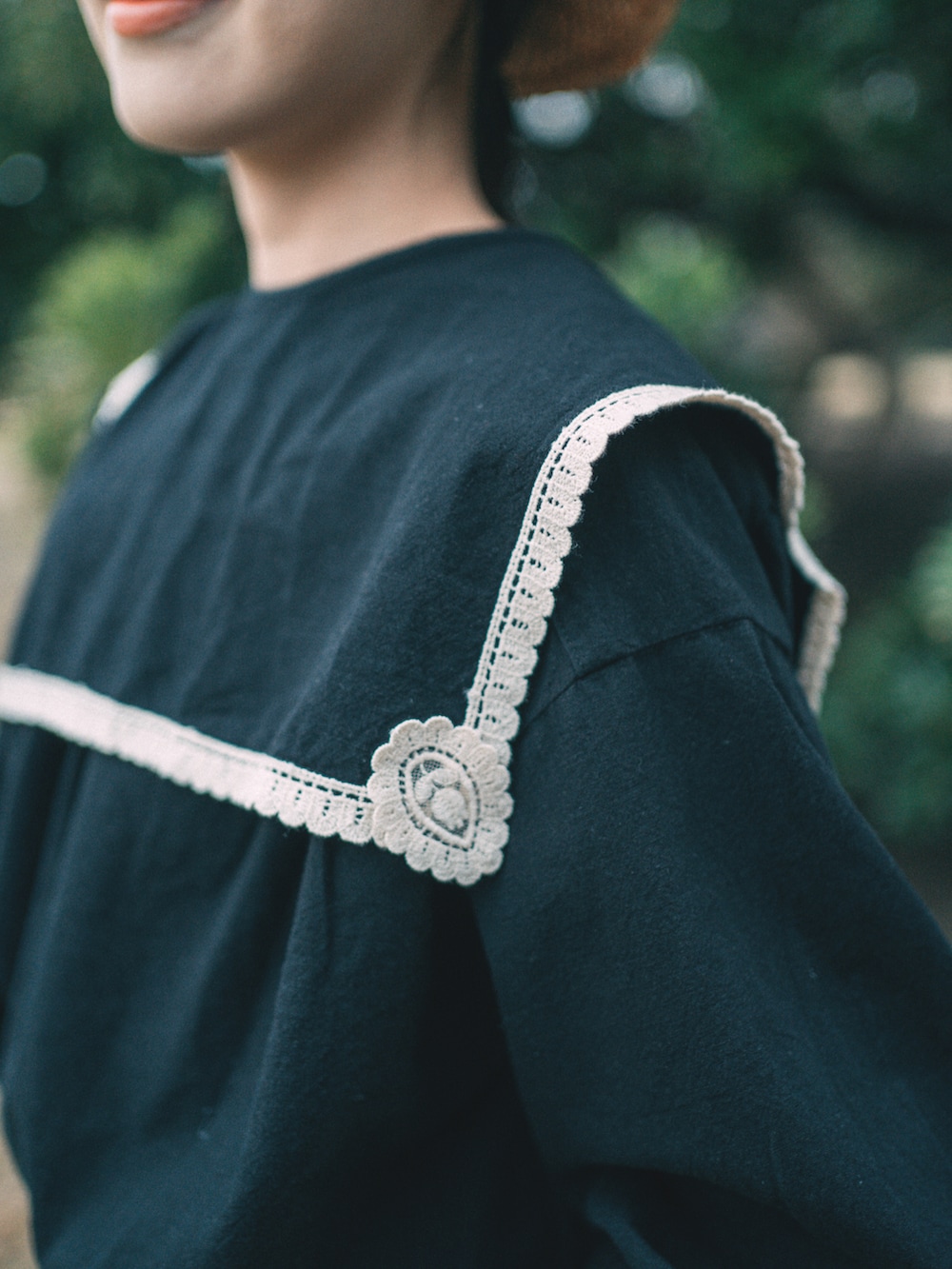 ブラック系のシャツ/ブラウス、ホワイト系のその他パンツ、ベージュ系のかごバッグを着用したレディースの春コーディネートの3枚目の写真