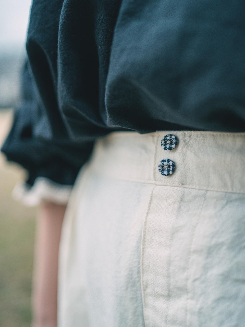 ブラック系のシャツ/ブラウス、ホワイト系のその他パンツ、ベージュ系のかごバッグを着用したレディースの春コーディネートの4枚目の写真