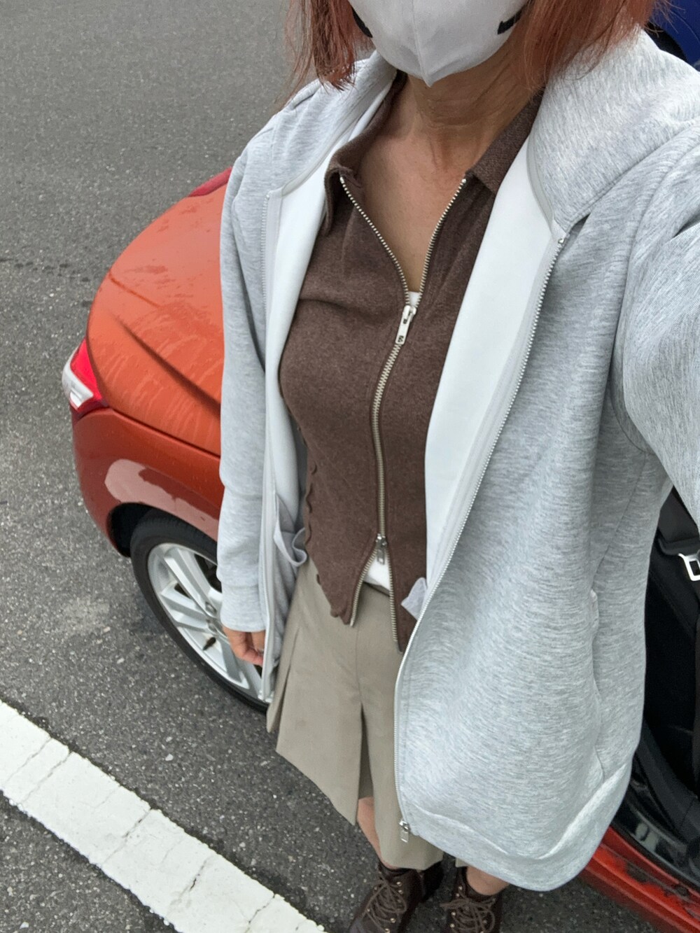 ブラウン系のTシャツ/カットソー、ブラウン系のスカート、グレー系のパーカーを着用したメンズの夏コーディネートの2枚目の写真