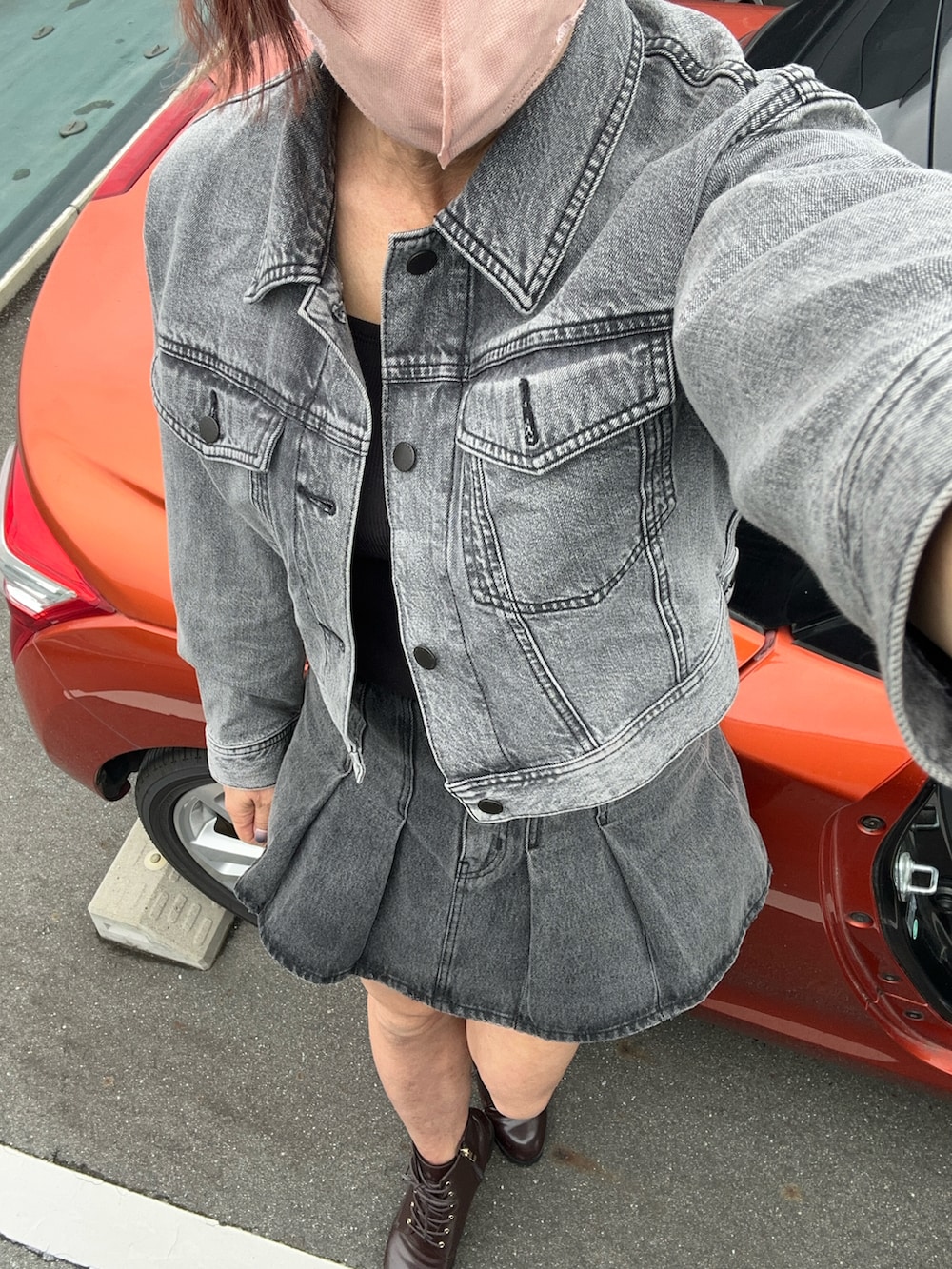 グレー系のデニムジャケット、ブラック系のデニムスカートを着用したメンズの夏コーディネートの2枚目の写真