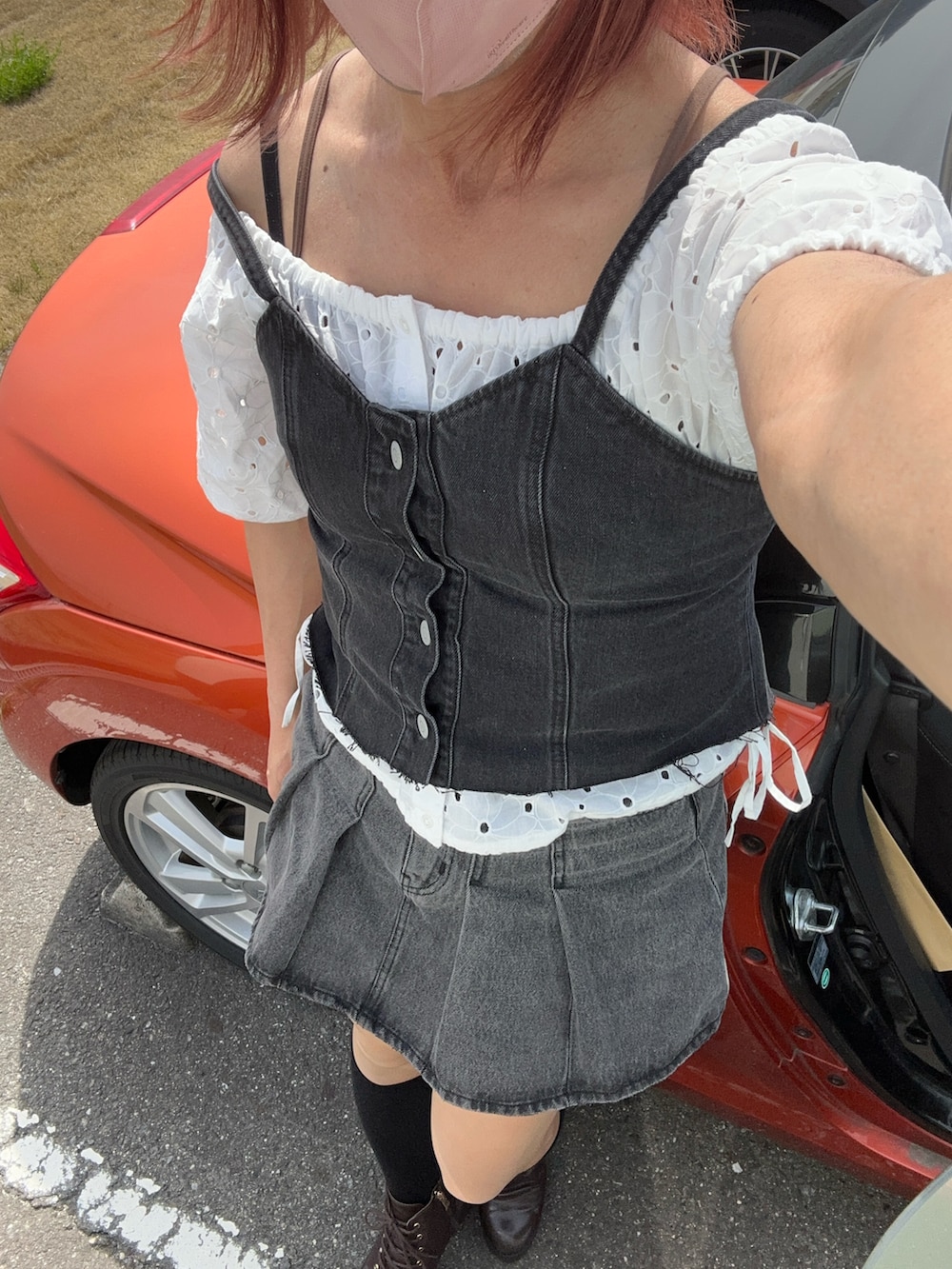 グレー系のデニムスカート、ブラック系のキャミソール、ホワイト系のトップスを着用したメンズの春コーディネートの2枚目の写真