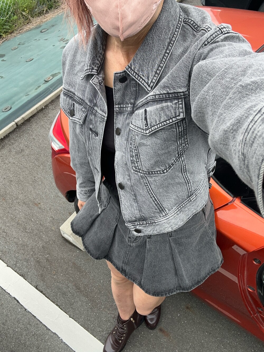 グレー系のデニムジャケット、ブラック系のデニムスカートを着用したメンズの夏コーディネートの3枚目の写真