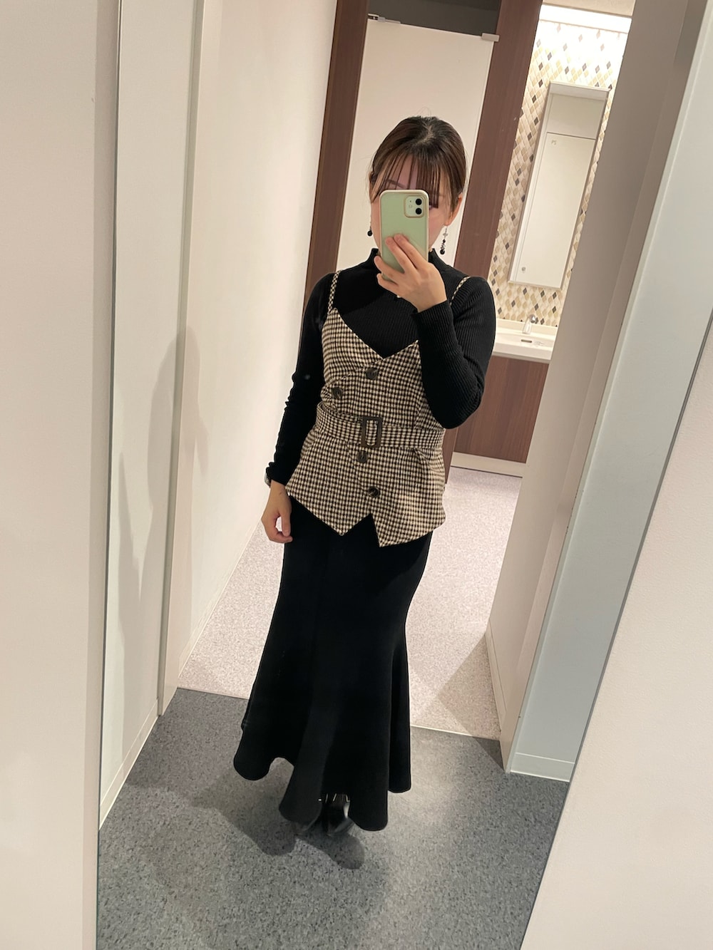 ブラウン系のトップス、ブラック系のジャケット/アウター、レッド系のショルダーバッグを着用したレディースの秋コーディネートの2枚目の写真