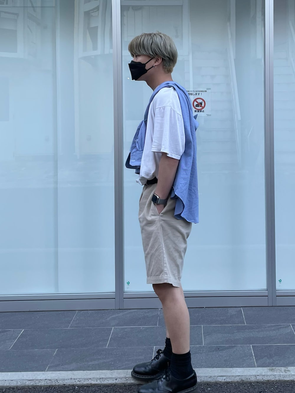 「肩掛けコーデ、ショートパンツ、夏コーデ、シンプル、さわやか、ゆるコーデ、白Tシャツ、ロゴT、たすき掛け、古着コーデ、古着屋、BerBerJin、大人コーデ、相互フォロー、いいね返し」｜「POLO RALPH LAURENのアイテム（チノパンツ、ベージュ系）」を使った、オオガ さん（メンズ・170cm）の夏コーディネートの3枚目の写真
