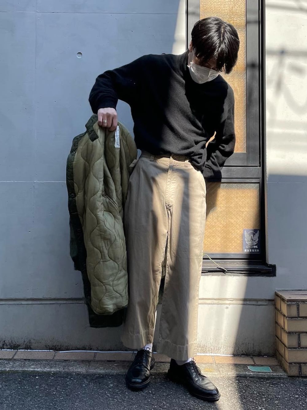 「大人カジュアル、春アウター、今日のコーデ、春コーデ、古着、古着MIX、シャツスタイル、ミリタリーコーデ、M-65、モッズコート」｜「古着のアイテム（ニット/セーター、ブラック系）」を使った、オオガ さん（メンズ・170cm）の冬コーディネートの3枚目の写真