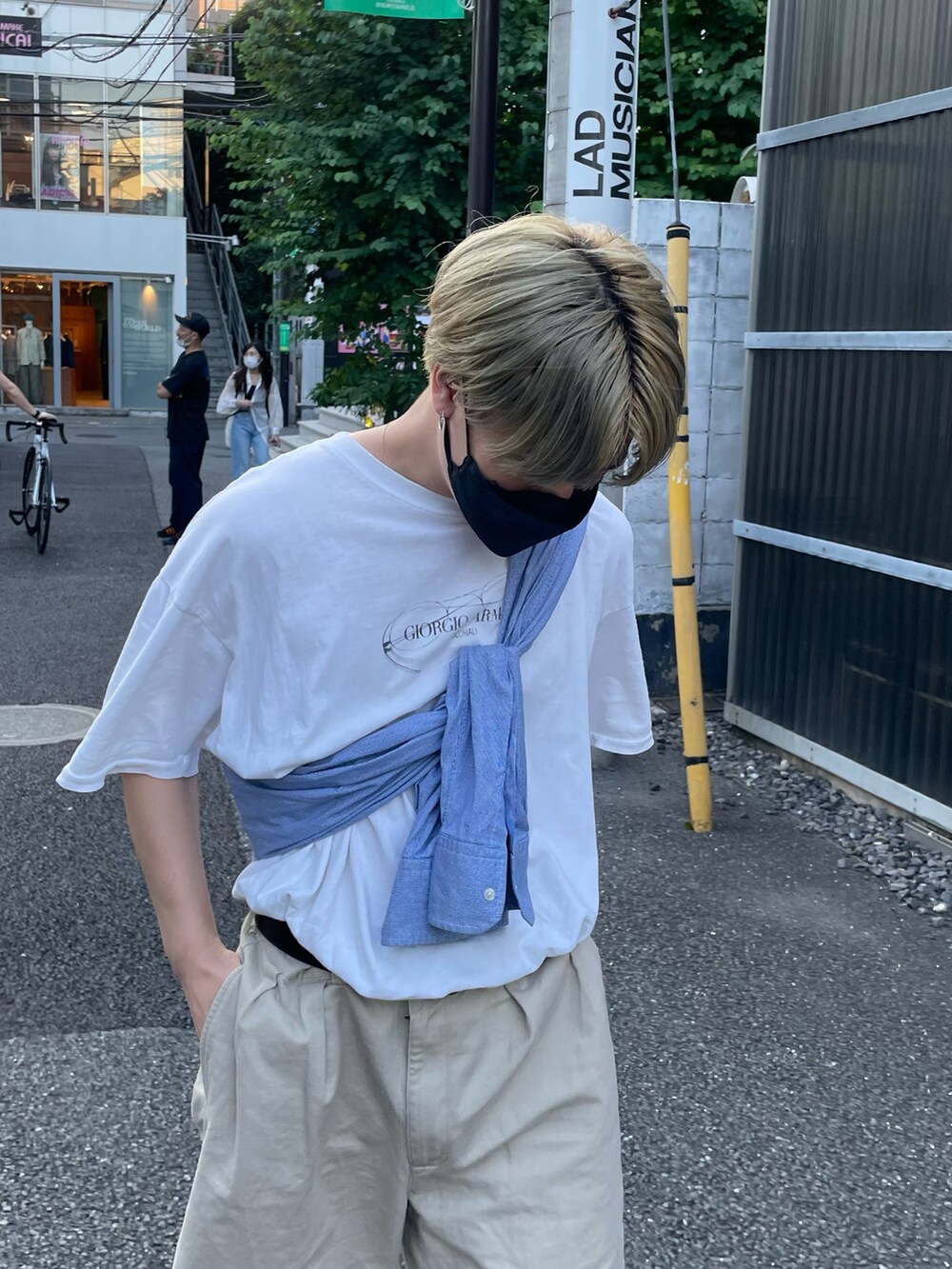 「肩掛けコーデ、ショートパンツ、夏コーデ、シンプル、さわやか、ゆるコーデ、白Tシャツ、ロゴT、たすき掛け、古着コーデ、古着屋、BerBerJin、大人コーデ、相互フォロー、いいね返し」｜「POLO RALPH LAURENのアイテム（チノパンツ、ベージュ系）」を使った、オオガ さん（メンズ・170cm）の夏コーディネートの2枚目の写真