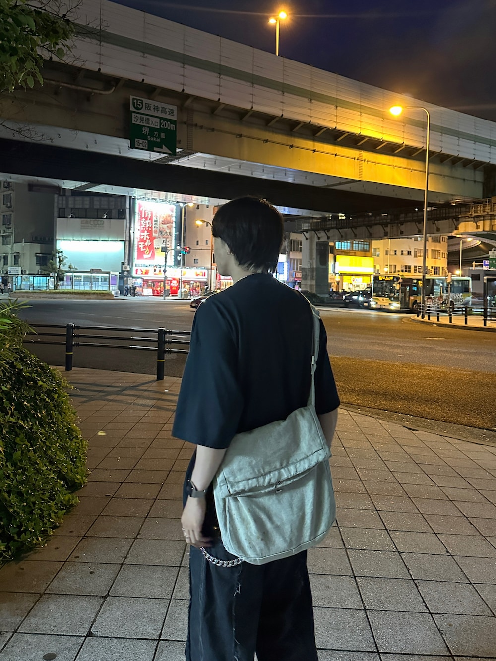 「夏コーデ、Tシャツ、デニムパンツ、ワイドパンツ、ワイドデニム、パールネックレス、ネックレス、シンプルコーデ、サンダル、ラフ、お出かけコーデ、黒Tシャツ、ブラック、オーバーサイズ」｜「GIDEAL.のアイテム（Tシャツ/カットソー、ブラック系）」を使った、がーさん（メンズ・177cm）の夏コーディネートの3枚目の写真