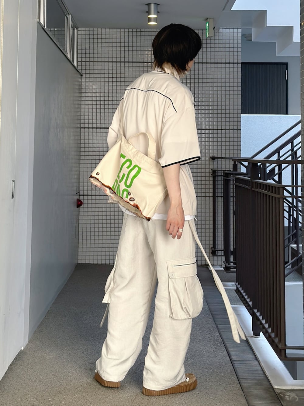 ホワイト系のシャツ/ブラウス、ベージュ系のバッグ、ホワイト系のカーゴパンツを着用したメンズの春コーディネートの2枚目の写真