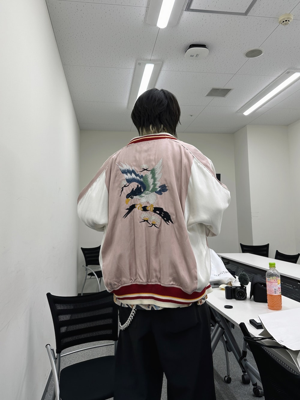 ブルー系のスカジャン、ブラック系のシャツ/ブラウス、ブラック系のスラックスを着用したメンズの春コーディネートの4枚目の写真